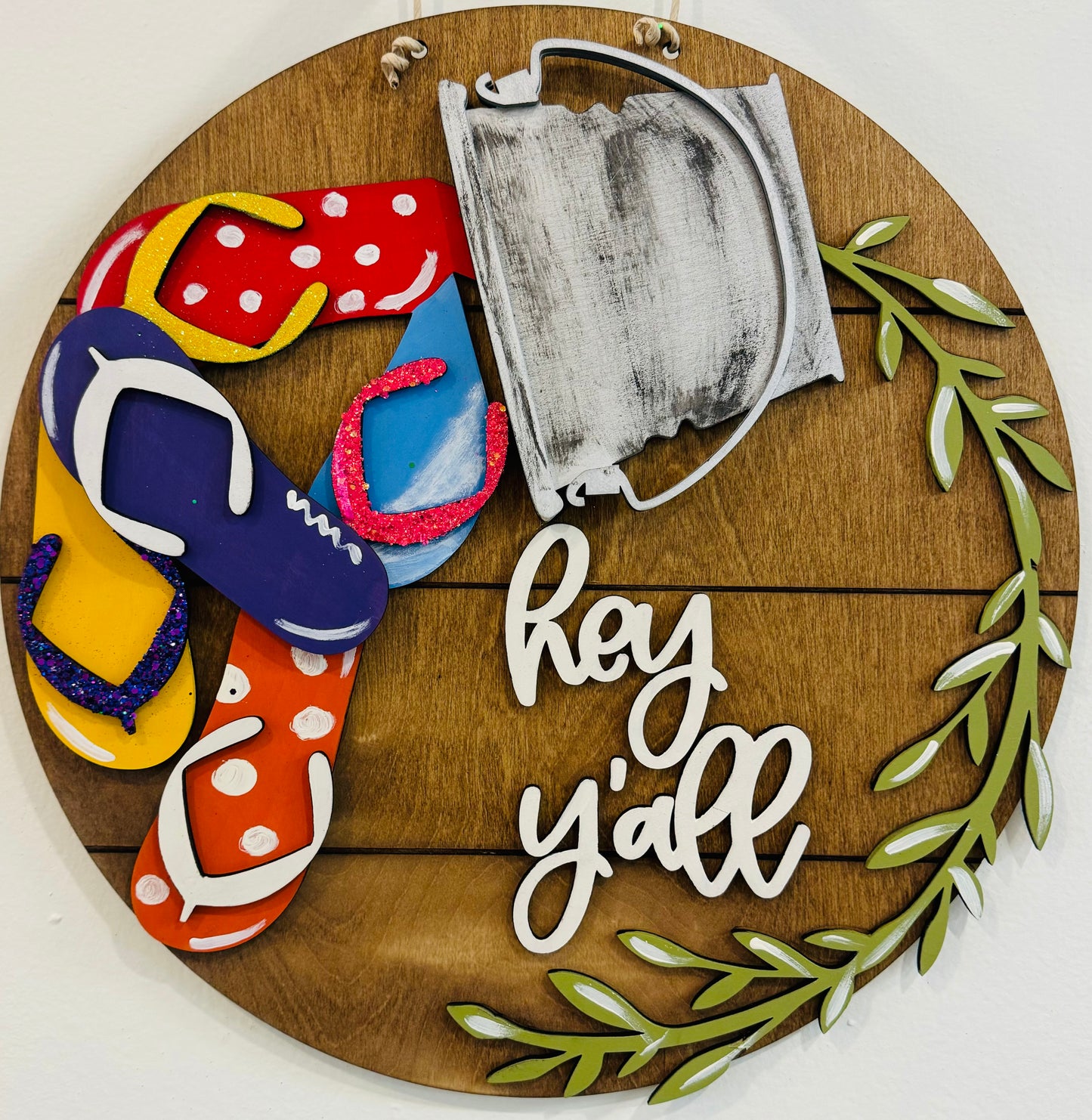 Interchangeable bucket round door hanger