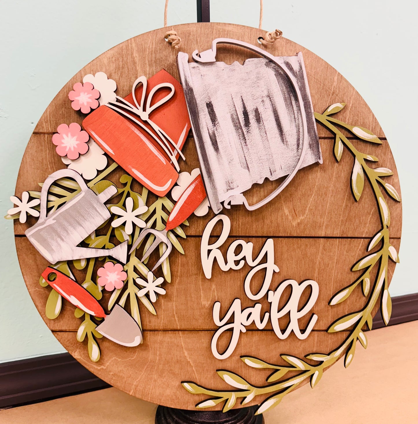 Interchangeable bucket round door hanger
