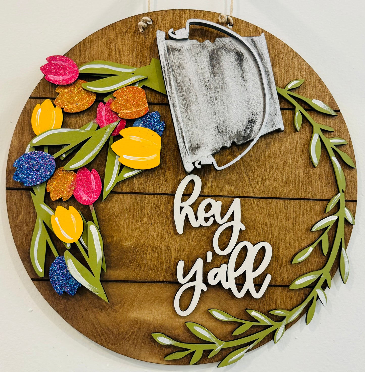 Interchangeable bucket round door hanger