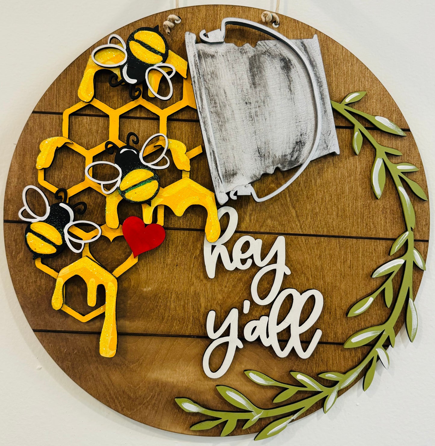 Interchangeable bucket round door hanger