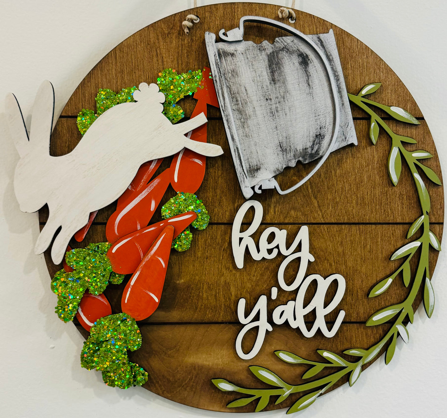 Interchangeable bucket round door hanger