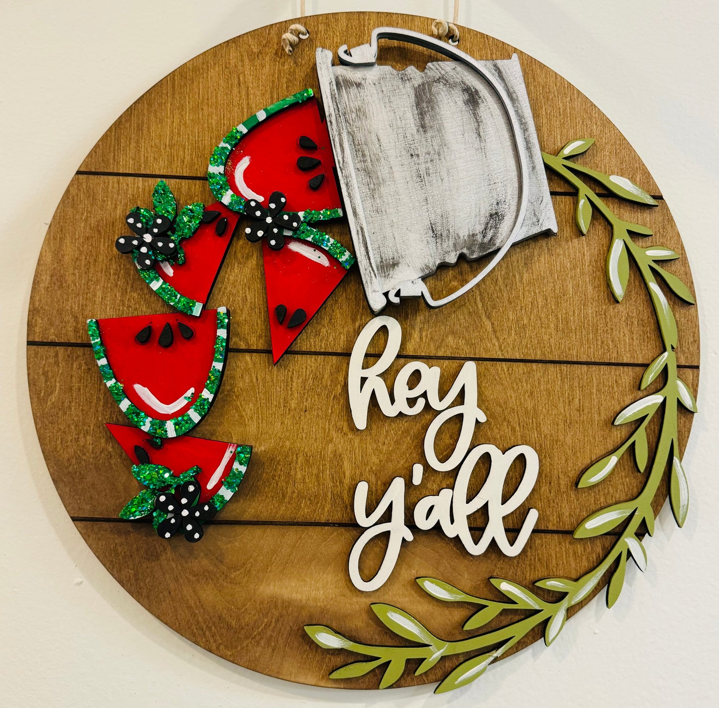 Interchangeable bucket round door hanger