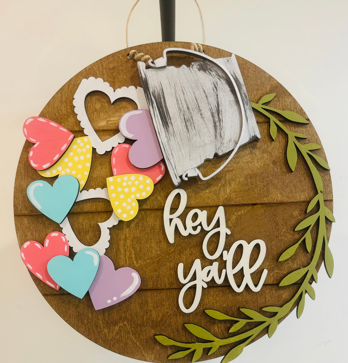 Interchangeable bucket round door hanger