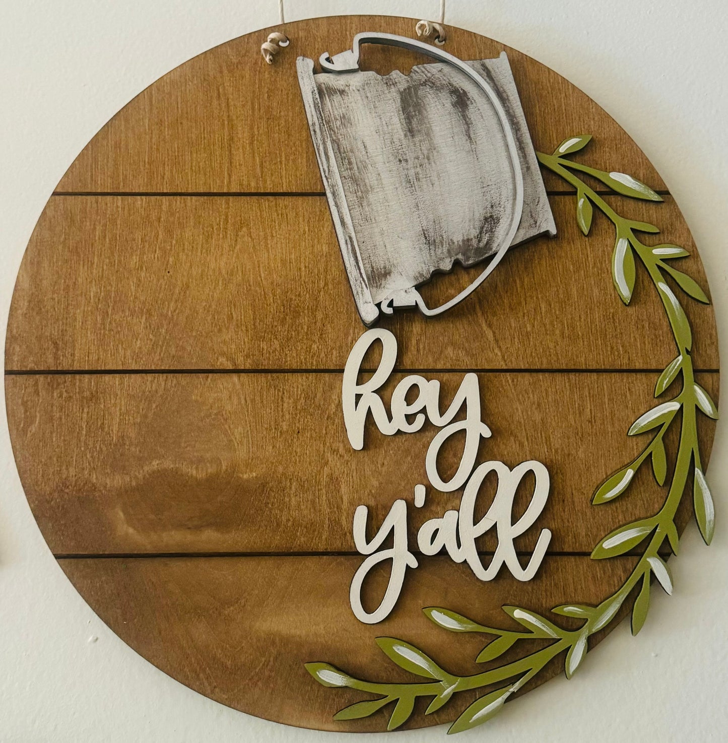 Interchangeable bucket round door hanger