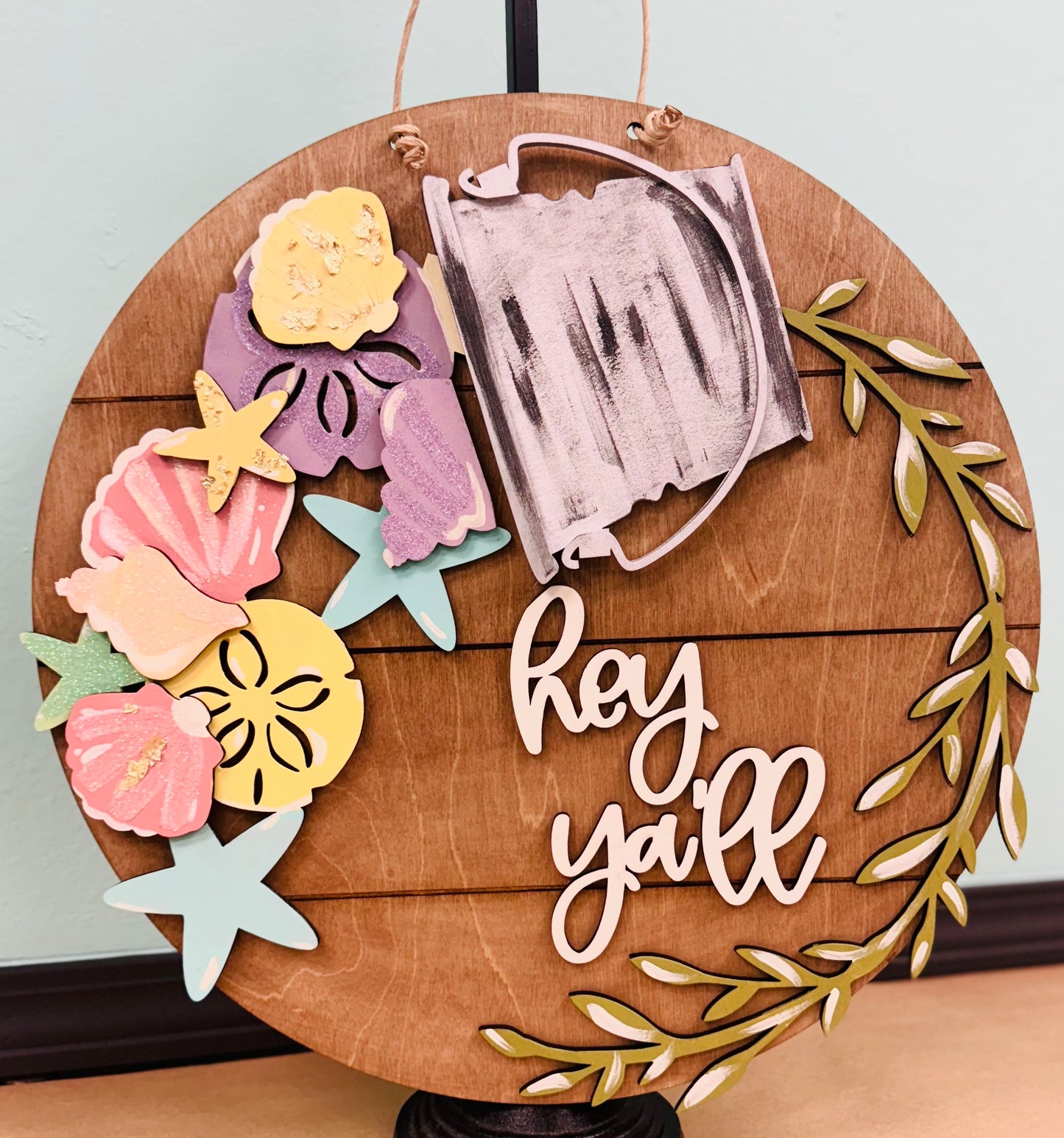 Interchangeable bucket round door hanger
