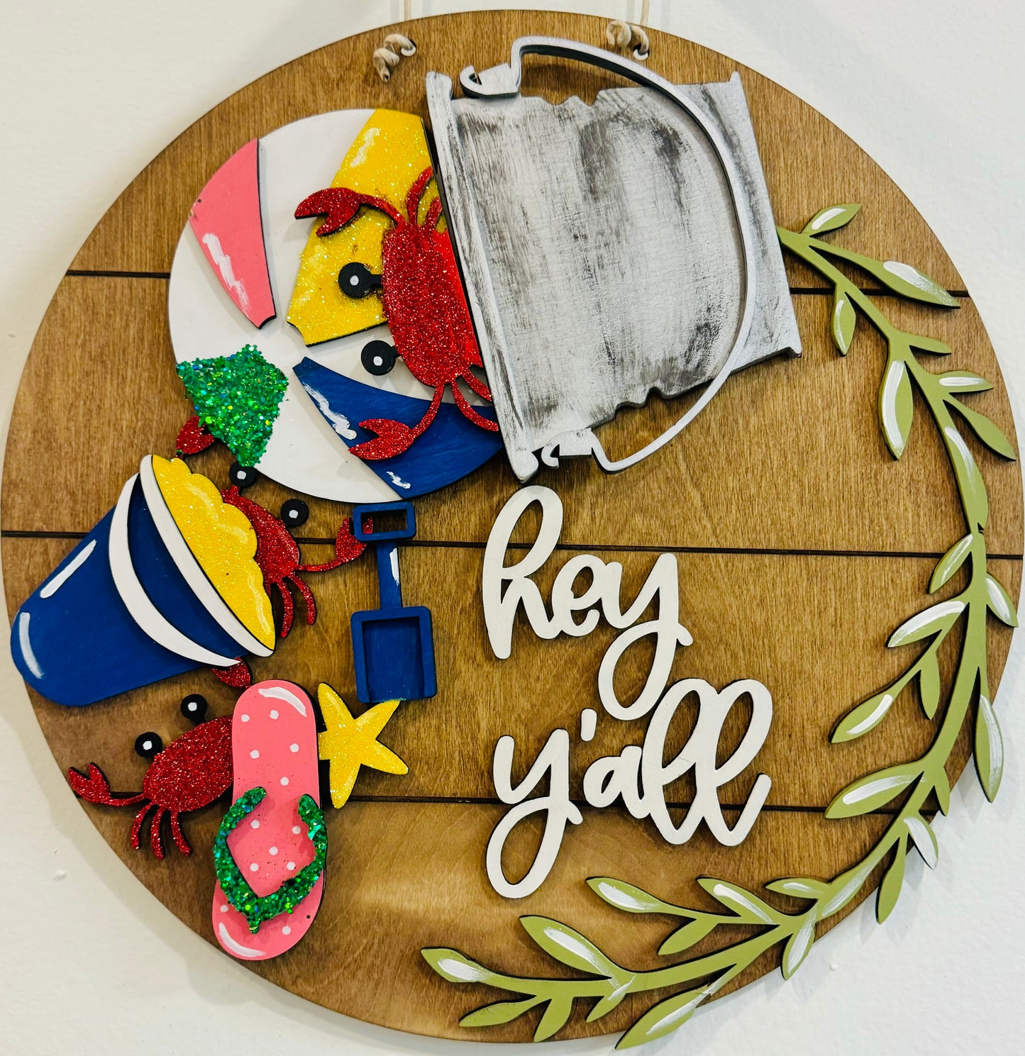 Interchangeable bucket round door hanger
