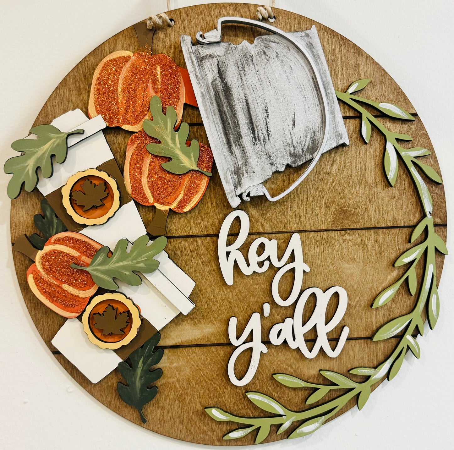 Interchangeable bucket round door hanger