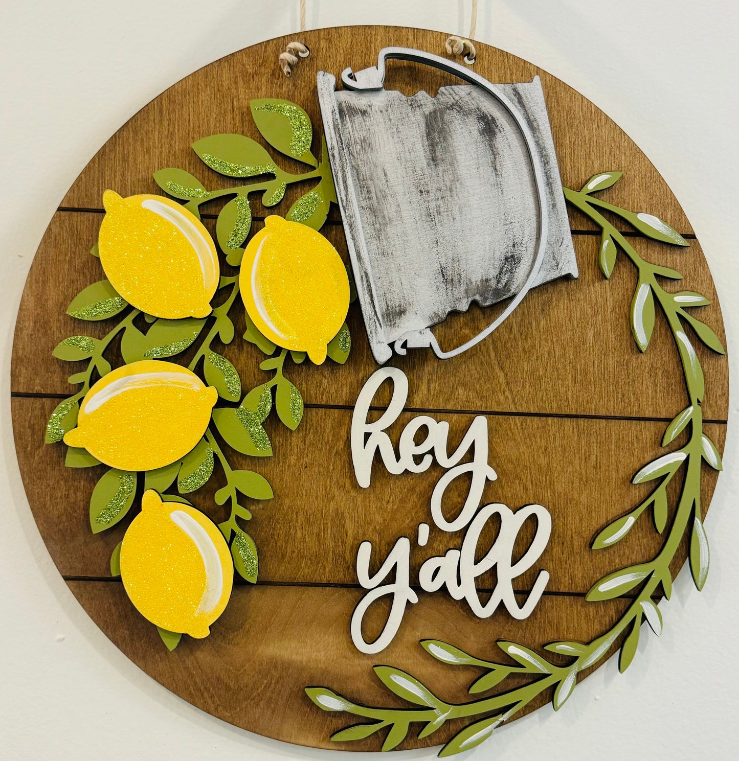 Interchangeable bucket round door hanger