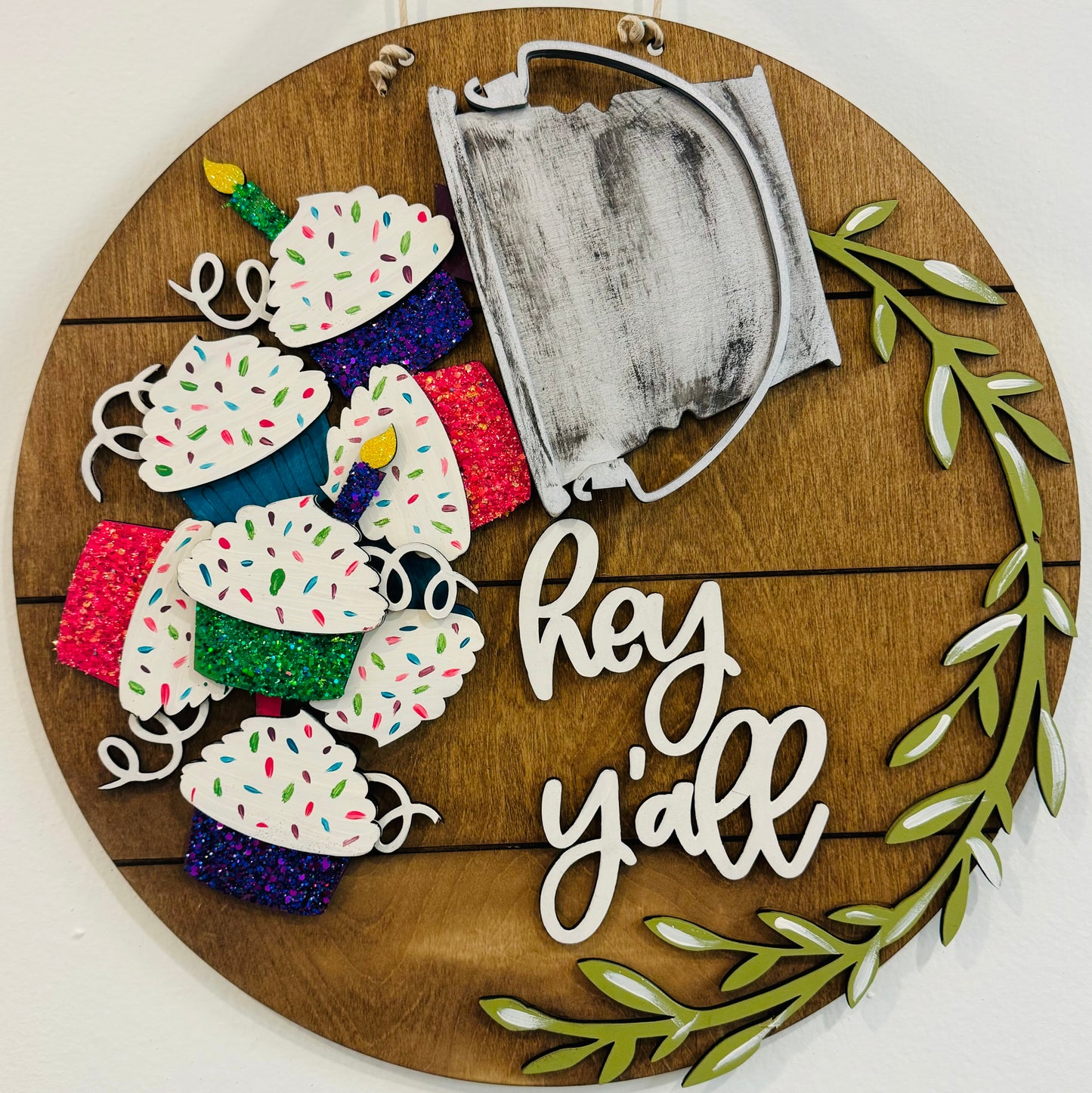 Interchangeable bucket round door hanger