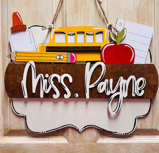 Interchangeable scalloped door hanger