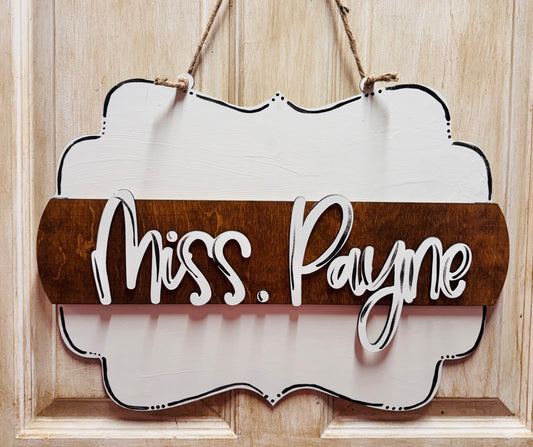 Interchangeable scalloped door hanger